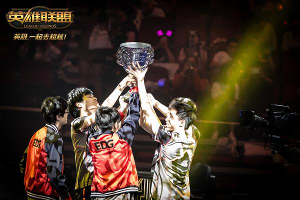 折磨自己和观众！ Anyone's Legend 几乎输掉了比赛， LGD Gaming 的龙团爆炸，被中路扫荡。